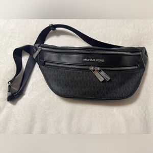 Michael Kors ✨ Kenly Belt Bag Black and Gray MK monogram